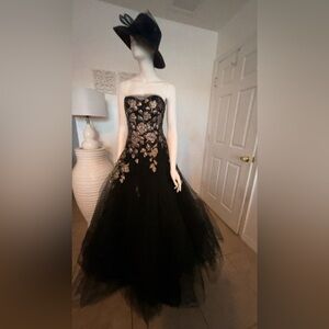 Elegant Black Strapless Gown with Floral Embroidery